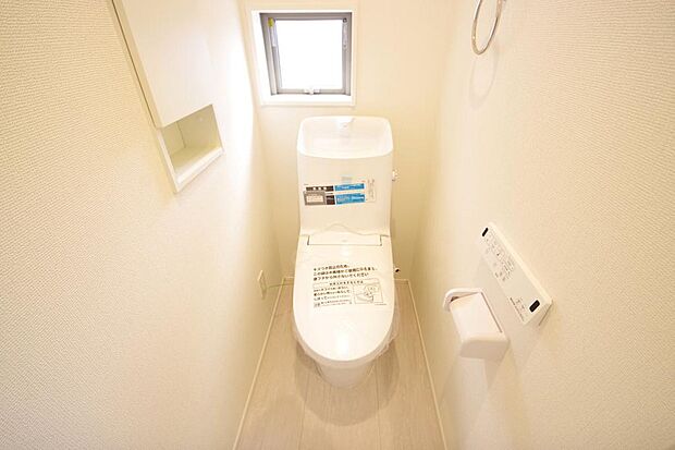 少ない水を有効に使って、汚れも効率よく洗浄します。便器は奥までふちのない掃除がしやすい形状です。