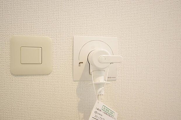 洗濯機用の給水口には蛇口ではなく、全自動洗濯機が設置できる専用の給水口が設置されております。