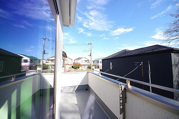 陽光あふれるバルコニーは、たくさんの光を浴びることができるのでお洗濯物やお布団もしっかり干せます。