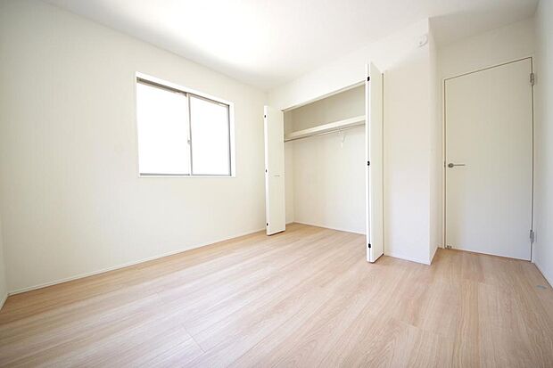 木の質感が優しい床材と豊富な収納が特徴的な、心に温かさを感じる内装です。