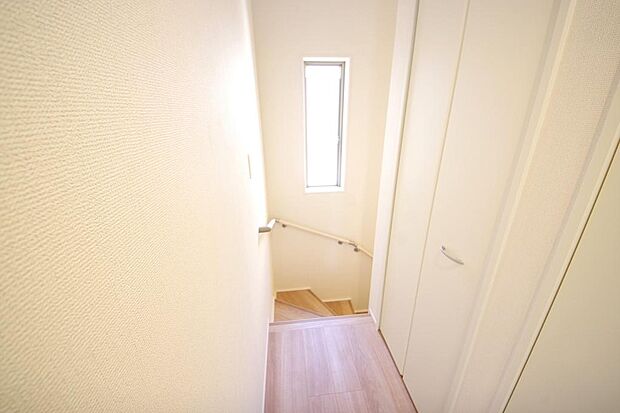 階段には手すりを標準装備することで、お子様やご高齢者の安全性にも配慮しております。