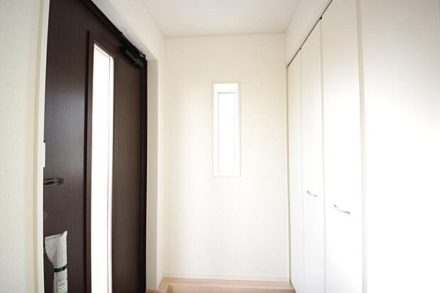 棚板が多く、沢山の靴が収納可能。棚板は稼働可能ですのでブーツやヒールの高い靴も収納でき便利です。