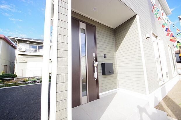 玄関はいわばその邸宅の顔です。だからこそ、迎賓のためにしつらえを細部まで施しました。