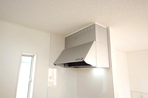 キッチン上部には、ブーツ型の照明付きのレンジフードが標準装備されております。