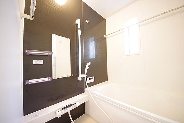 １日の疲れを癒す大切な場所です。追焚き機能も付いておりますので、帰りが遅くなっても安心できます。