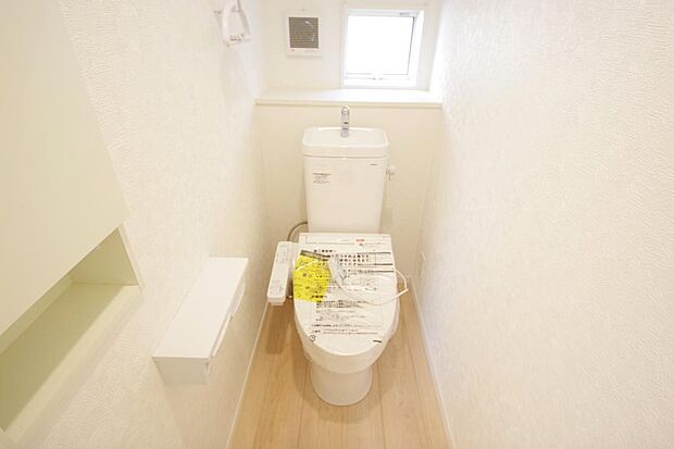 少ない水を有効に使って、汚れも効率よく洗浄します。便器は奥までふちのない掃除がしやすい形状です。