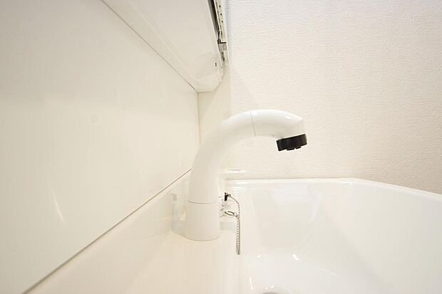 洗面台の給水口はホースが伸びるので朝シャン出来ます。シングルレバーでお湯の温度も楽々調整出来ます。