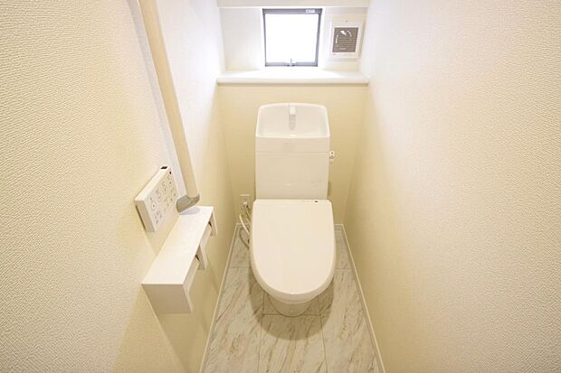 少ない水を有効に使って、汚れも効率よく洗浄します。便器は奥までふちのない掃除がしやすい形状です。