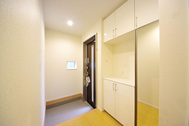 棚板が多く、沢山のの靴が収納可能。棚板は稼働可能ですのでブーツやヒールの高い靴も収納でき便利です。