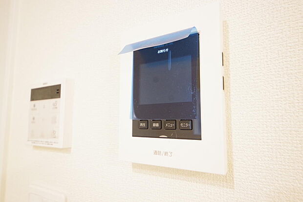 来訪者を映像と音声で確認可能なので、煩わしいセールスにも住戸内で対話可能です。