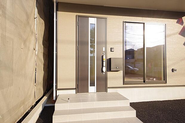 玄関はいわばその邸宅の顔です。だからこそ、迎賓のためにしつらえを細部まで施しました。