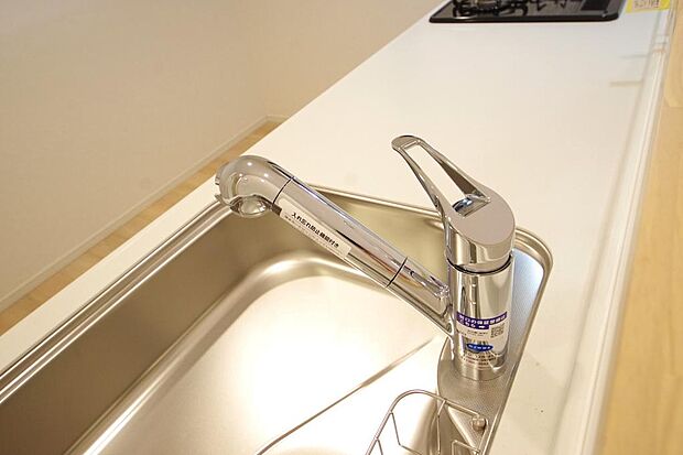 キッチンの水栓はホースが伸びますので、大きな鍋も楽に洗う事が出来ます。また、浄水器もビルトインです。