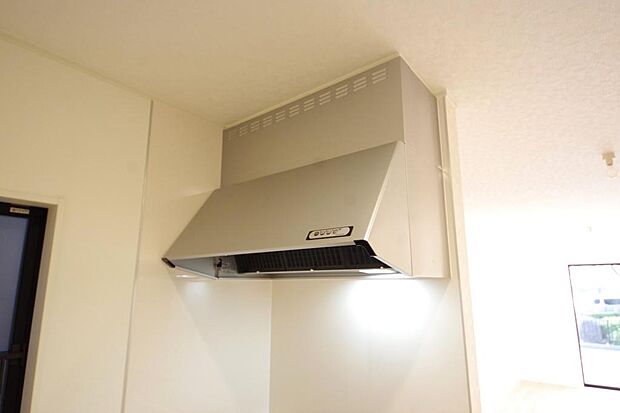 キッチン上部には、ブーツ型の照明付きのレンジフードが標準装備されております。