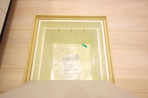 ミネラルウォーター、缶詰、非常食のストックに便利です。空間を有効に利用した収納です。