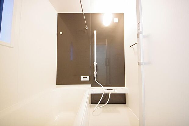 1日の疲れを癒す大切な場所です。追焚き機能も付いておりますので、帰りが遅くなっても安心できます。