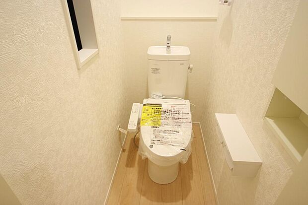 少ない水を有効に使って、汚れも効率よく洗浄します。便器は奥までふちのない掃除がしやすい形状です。