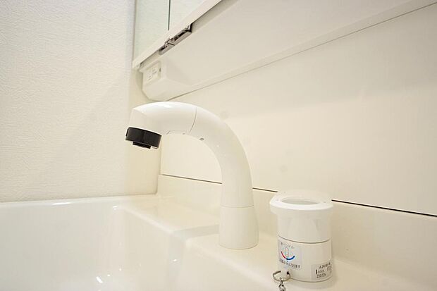 洗面台の給水口はホースが伸びるので朝シャン出来ます。シングルレバーでお湯の温度も楽々調整出来ます。