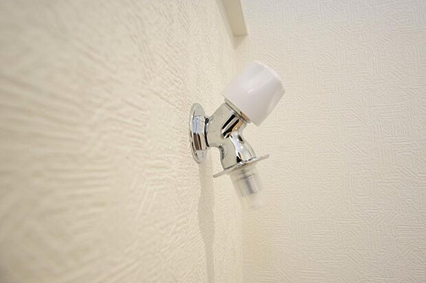 洗濯機用の給水口には蛇口ではなく、全自動洗濯機が設置できる専用の給水口が設置されております。