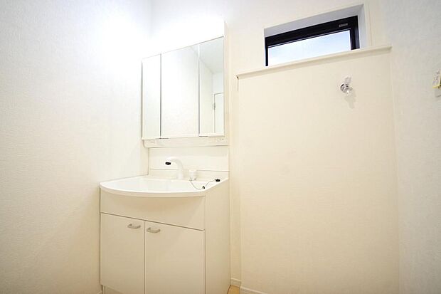 家族全員で利用するパブリックスペースとなりますので、鏡周りの収納ですっきり洗面台がご利用いただけます