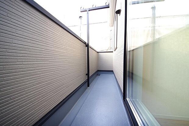 陽光あふれるバルコニーは、たくさんの光を浴びることができるのでお洗濯物やお布団もしっかり干せます。