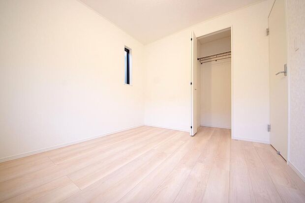 木の質感が優しい床材と豊富な収納が特徴的な、心に温かさを感じる内装です。