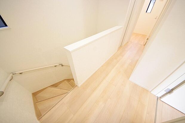 階段には手すりを標準装備することで、お子様やご高齢者の安全性にも配慮しております。