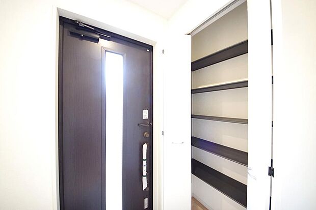 棚板が多く、沢山の靴が収納可能。棚板は稼働可能ですのでブーツやヒールの高い靴も収納でき便利です。