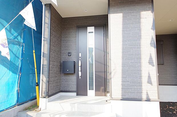 玄関はいわばその邸宅の顔です。だからこそ、迎賓のためにしつらえを細部まで施しました。