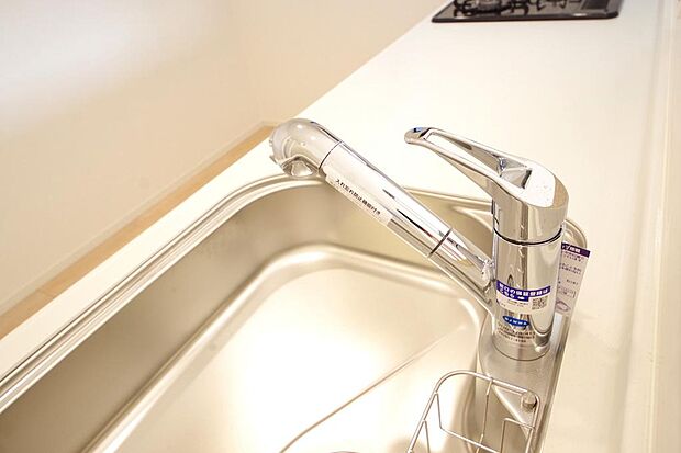 キッチンの水栓はホースが伸びますので、大きな鍋も楽に洗う事が出来ます。また、浄水器もビルトインです。