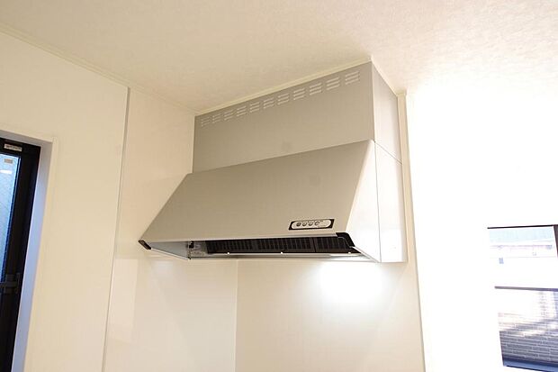 キッチン上部には、ブーツ型の照明付きのレンジフードが標準装備されております。