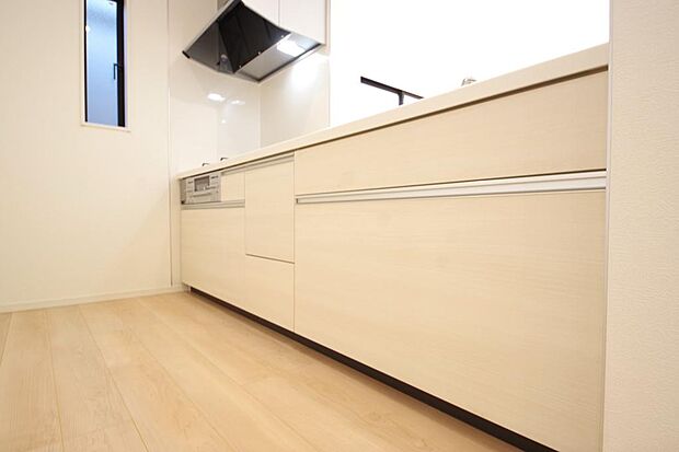 リビング ダイニング全体が見渡せるキッチンは、リビングのお子様の様子を見守りながら家事ができます。