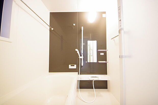 1日の疲れを癒す大切な場所です。追焚き機能も付いておりますので、帰りが遅くなっても安心できます。