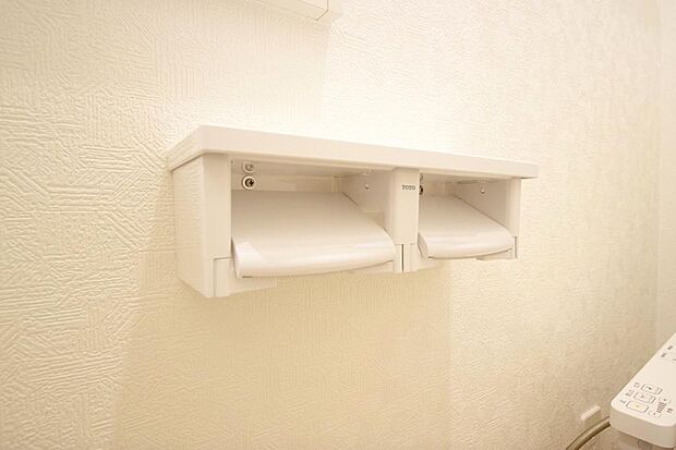 トイレ内のペーパーホルダーは、しっかりとした押さえ付き横型ダブルホルダーが標準装備されています。