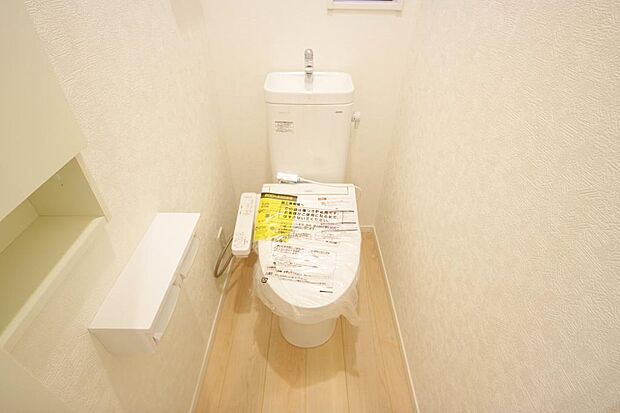 少ない水を有効に使って、汚れも効率よく洗浄します。便器は奥までふちのない掃除がしやすい形状です。