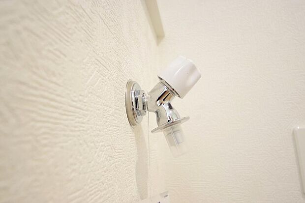 洗濯機用の給水口には蛇口ではなく、全自動洗濯機が設置できる専用の給水口が設置されております。