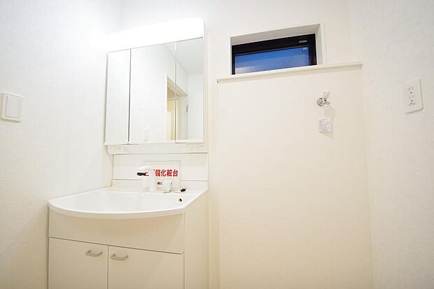 家族全員で利用するパブリックスペースとなりますので、鏡周りの収納ですっきり洗面台がご利用いただけます