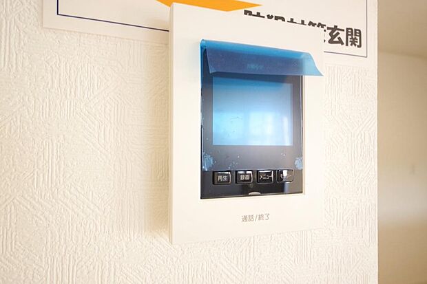来訪者を映像と音声で確認可能なので、煩わしいセールスにも住戸内で対話可能です。