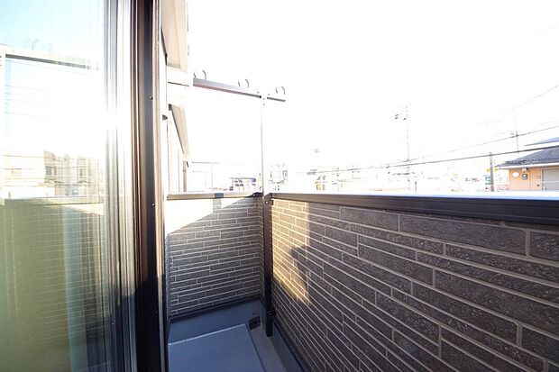 陽光あふれるバルコニーは、たくさんの光を浴びることができるのでお洗濯物やお布団もしっかり干せます。