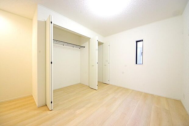 木の質感が優しい床材と豊富な収納が特徴的な、心に温かさを感じる内装です。