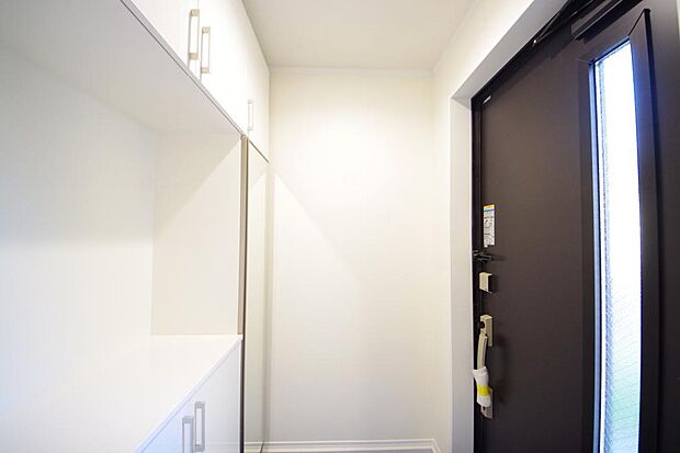 棚板が多く、沢山のの靴が収納可能。棚板は稼働可能ですのでブーツやヒールの高い靴も収納でき便利です。