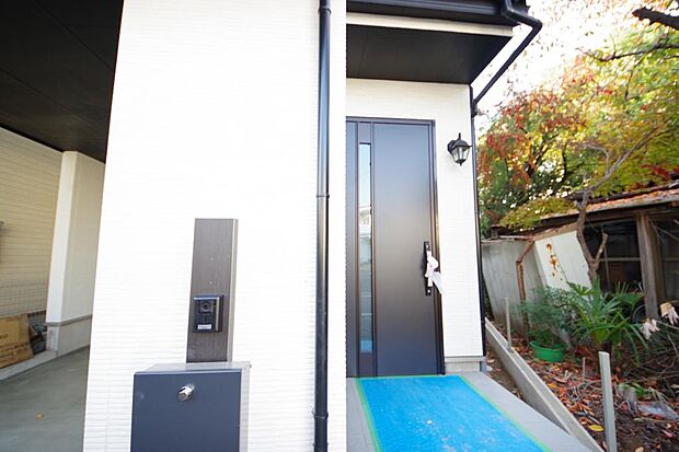 玄関はいわばその邸宅の顔です。だからこそ、迎賓のためにしつらえを細部まで施しました。