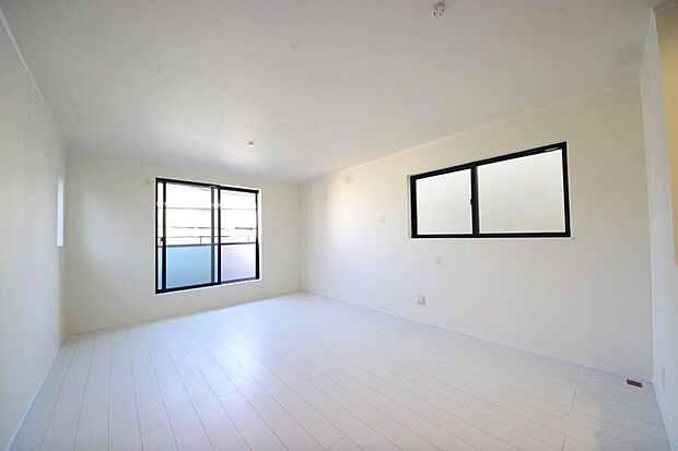 明るい陽光が差し込み開放的なリビング　ダイニングを演出し、ゆとりある空間はご満足いただけます。