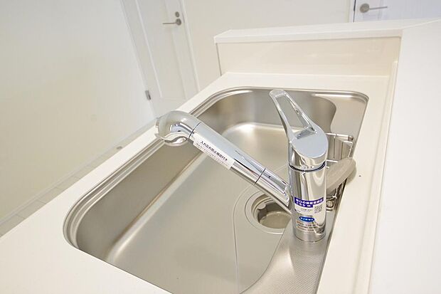 レバー操作一つで水量、温度も調節可能です。また、蛇口には浄水カートリッジも内蔵可能です。