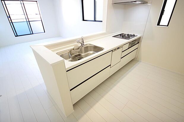 キッチンには耐久性が高く、お手入れも簡単で人工大理石トップを採用して、キッチンを優雅に演出しました。