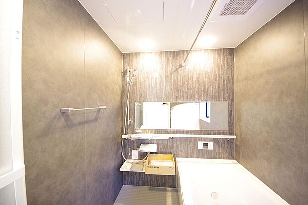 心地よい入浴タイムを追求した大きな浴槽とアクセントパネルで、より高級感が演出されます。