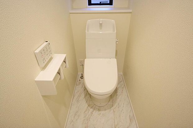 少ない水を有効に使って、汚れも効率よく洗浄します。便器は奥までふちのない掃除がしやすい形状です。