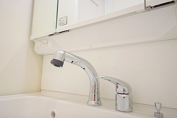 洗面台の給水口はホースが伸びるので朝シャン出来ます。シングルレバーでお湯の温度も楽々調整出来ます。