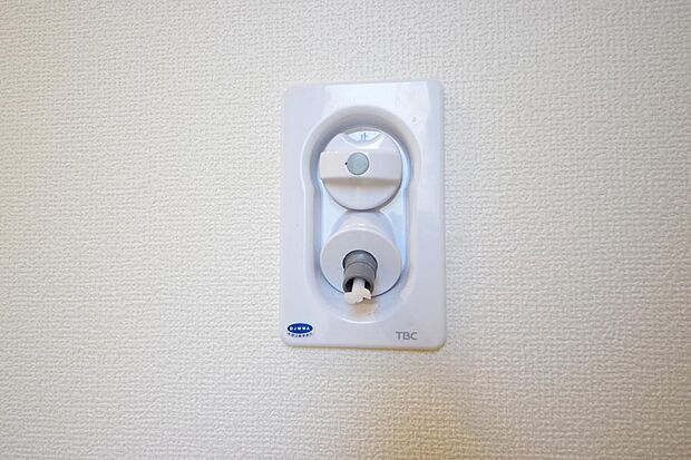 洗濯機用の給水口には蛇口ではなく、全自動洗濯機が設置できる専用の給水口が設置されております。