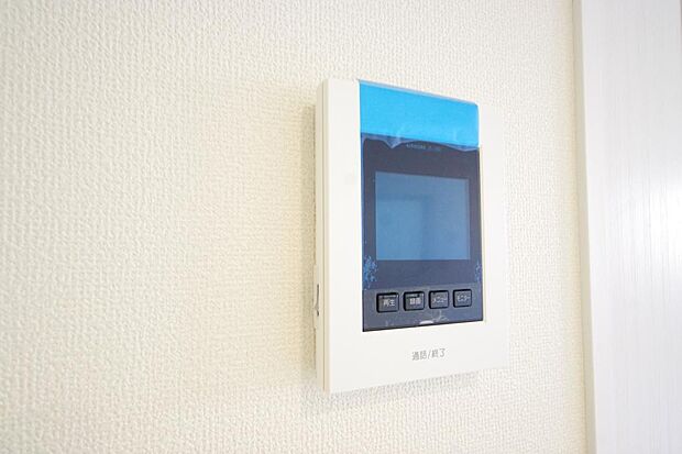 来訪者を映像と音声で確認可能なので、煩わしいセールスにも住戸内で対話可能です。