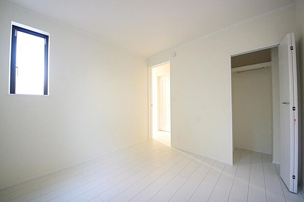 木の質感が優しい床材と豊富な収納が特徴的な、心に温かさを感じる内装です。